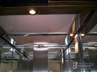 Ascensores Gerhardt - Detalle de una cabina de ascensor realizada en espejos