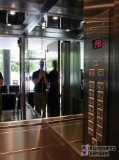Ascensores Gerhardt - Detalle de una cabina de ascensor realizada en acero inoxidable