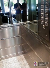 Ascensores Gerhardt - Detalle de una cabina de ascensor realizada en acero inoxidable