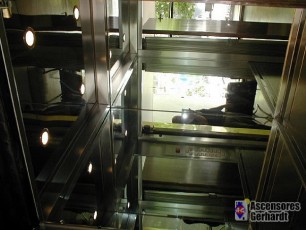 Ascensores Gerhardt - Detalle de una cabina de ascensor realizada en acero inoxidable