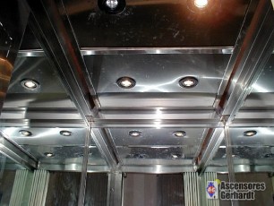 Ascensores Gerhardt - Detalle de una cabina de ascensor realizada en acero inoxidable