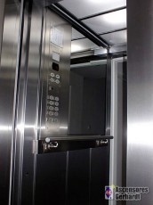 Ascensores Gerhardt - Detalle de una cabina de ascensor realizada en acero inoxidable