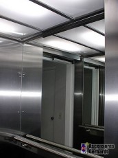 Ascensores Gerhardt - Detalle de una cabina de ascensor realizada en acero inoxidable